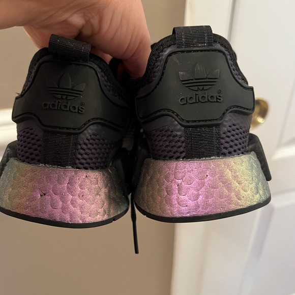 Almost new! Boys size 5 Adidas Boost - Picture 4 of 4